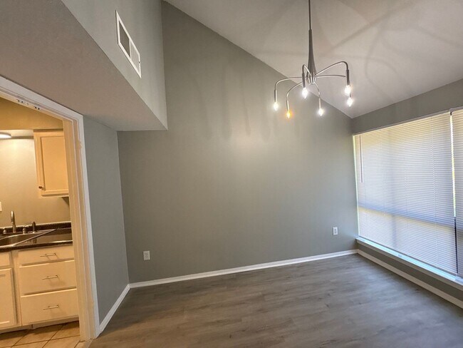 Building Photo - Newly Refreshed 3 bedroom 2 bath duplex