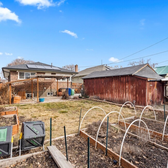 Building Photo - Darling Sugar House 3 Bedroom Home