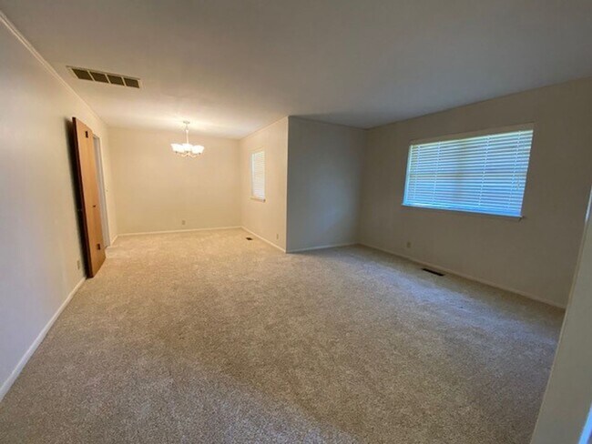 Building Photo - LARGE | 3 Bed | 2 Bath | Midtown Tulsa