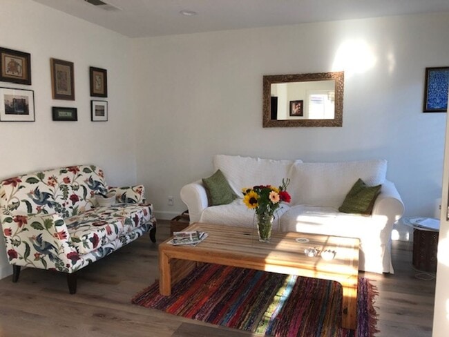 Building Photo - 2 bedroom, 1 bath townhome in great location