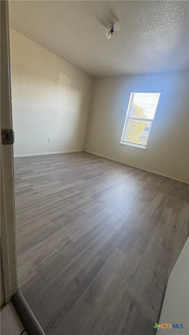 Building Photo - 1102 Circle M Dr