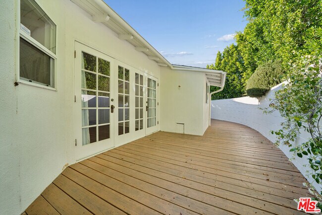 Building Photo - 8050 Mulholland Dr