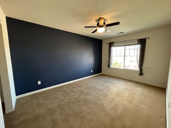 Building Photo - Beautiful 5-bedroom House in the Saddle Rock Area