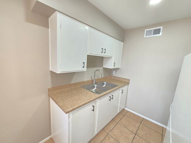 Building Photo - Great Location! Remodeled 1 bed 1 bath