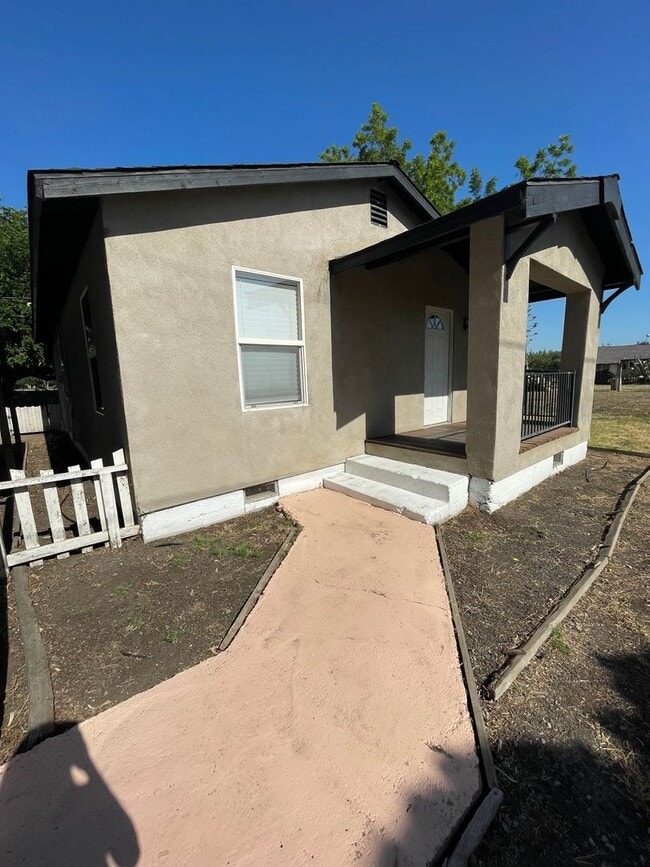 Building Photo - For Rent: Charming 2 Bedroom, 1 Bath Home ...