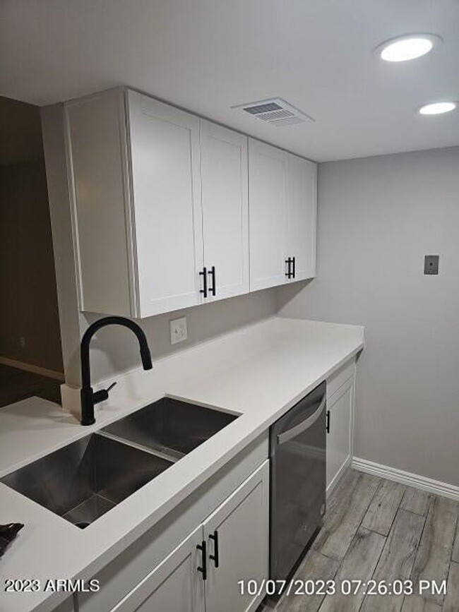 Building Photo - Absolutely Stunning Remodeled 2 Bedroom Co...