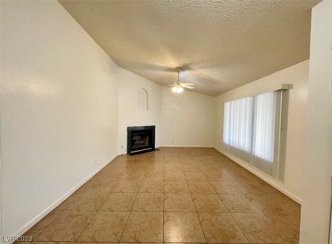 Building Photo - 6225 Vista Verde N