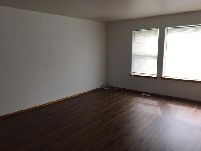 Building Photo - 1330 D S Skyline Dr