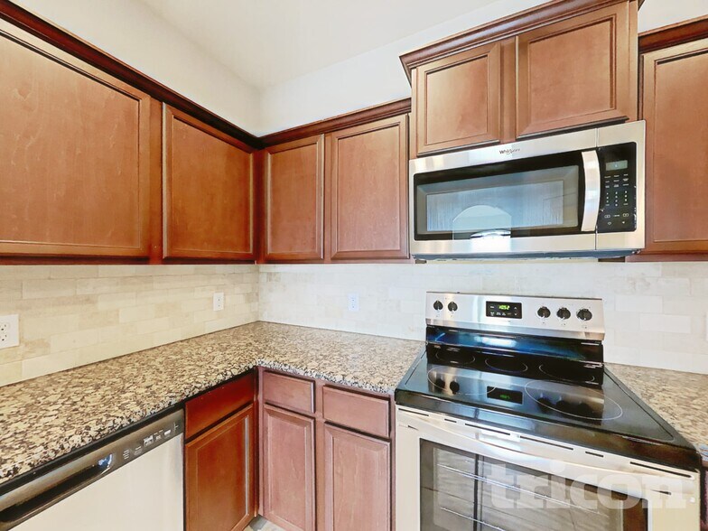 Building Photo - 2312 Redbud Dr