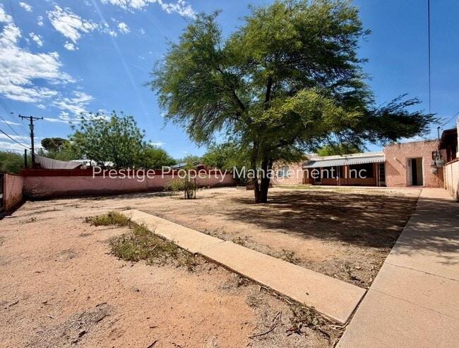 Building Photo - 3210 E Linden St