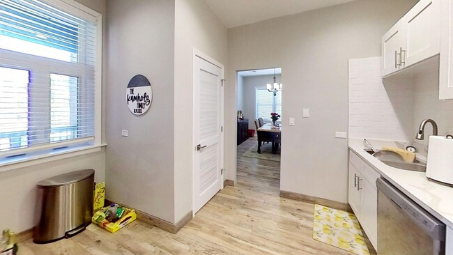 Building Photo - Rehabbed Second Floor Southport Corridor T...