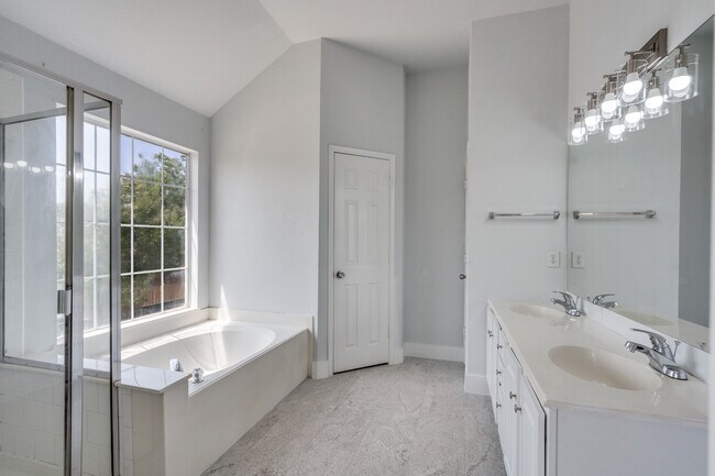 Building Photo - 2320 Cimmaron Dr