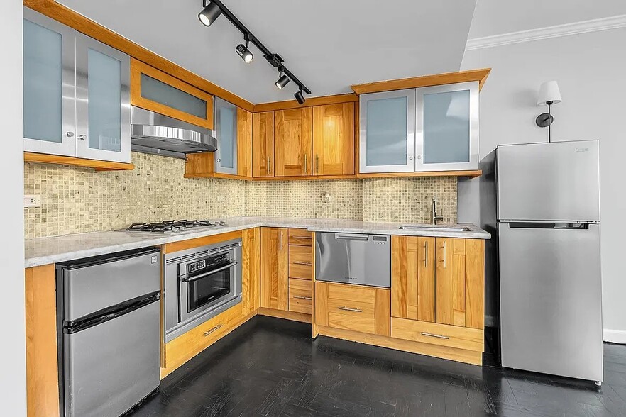 Building Photo - 62 W 62nd St