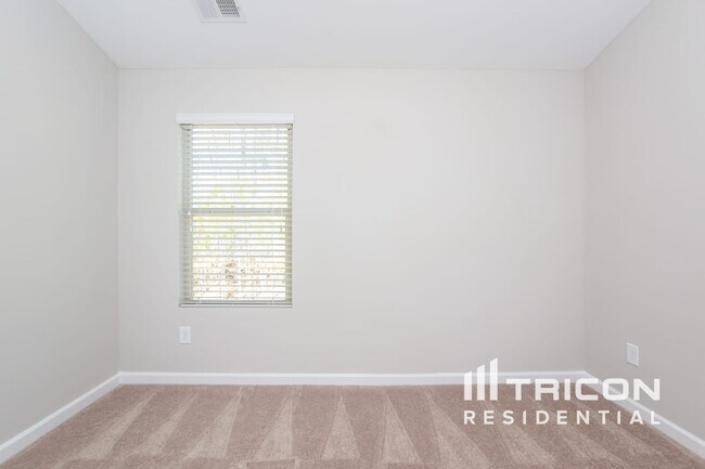 Building Photo - 357 Hawthorn Dr