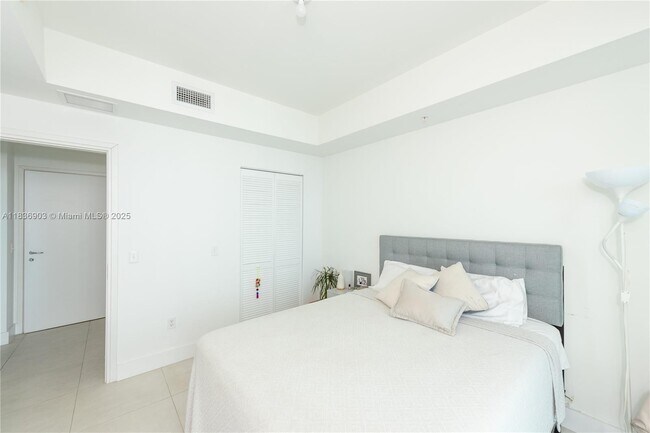 Building Photo - 300 S Biscayne Blvd