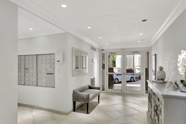 Building Photo - 1069 Hillsboro Mile