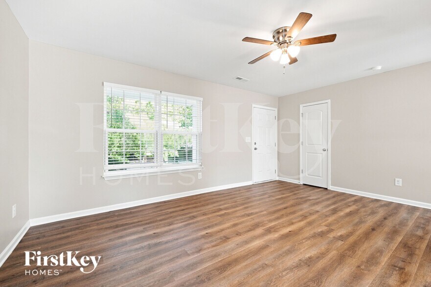 Building Photo - 2602 Meadow Knoll Dr