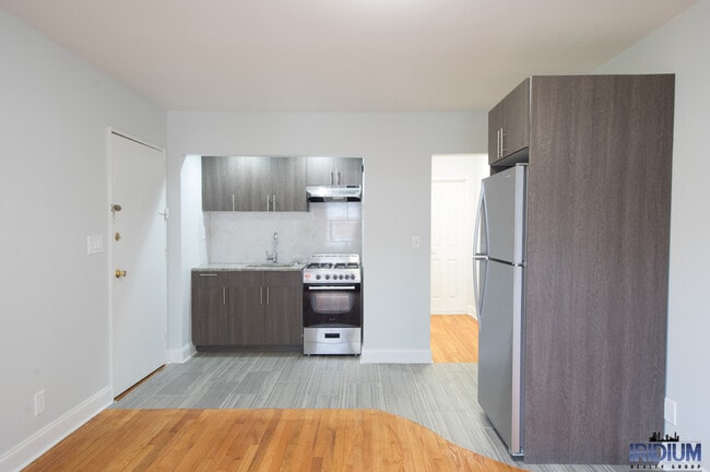 Primary Photo - 296-310 S Harrison St - 308-1