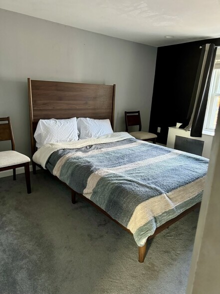 Building Photo - 869 Saratoga St