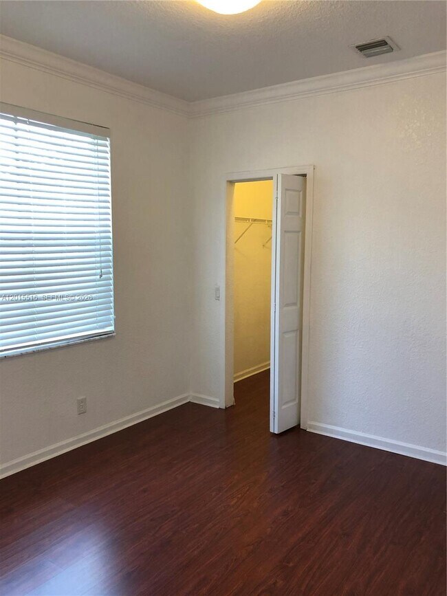 Building Photo - 693 Live Oak Ln