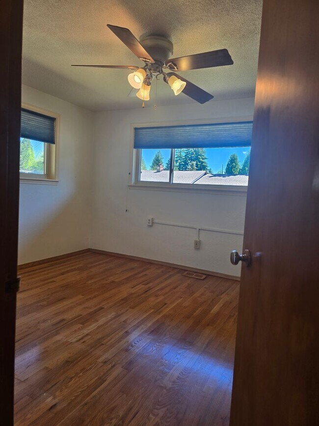 Building Photo - Spacious North Tacoma Rambler