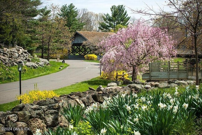 Building Photo - 208 W Lyon Farm Dr
