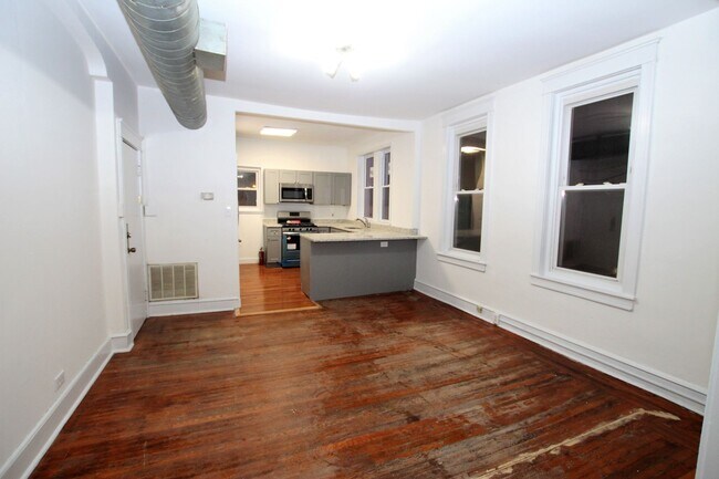 Building Photo - Large built 2 bed, 1 bath apartment is loc...