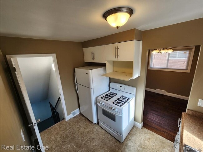 Building Photo - 8741 W Nine Mile Rd