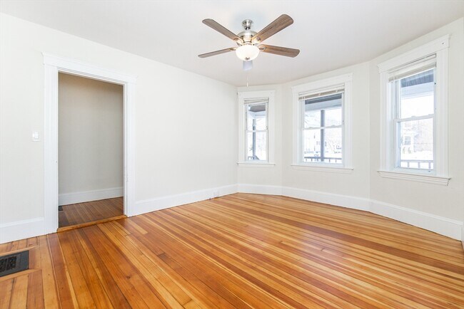 Building Photo - 359 Concord St