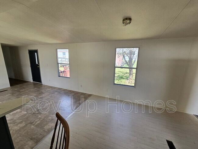 Building Photo - 123 Fred Dr