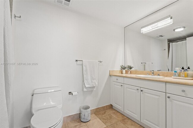Building Photo - 20201 E Country Club Dr