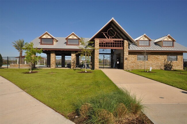 Building Photo - 24527 Royal Pike Dr