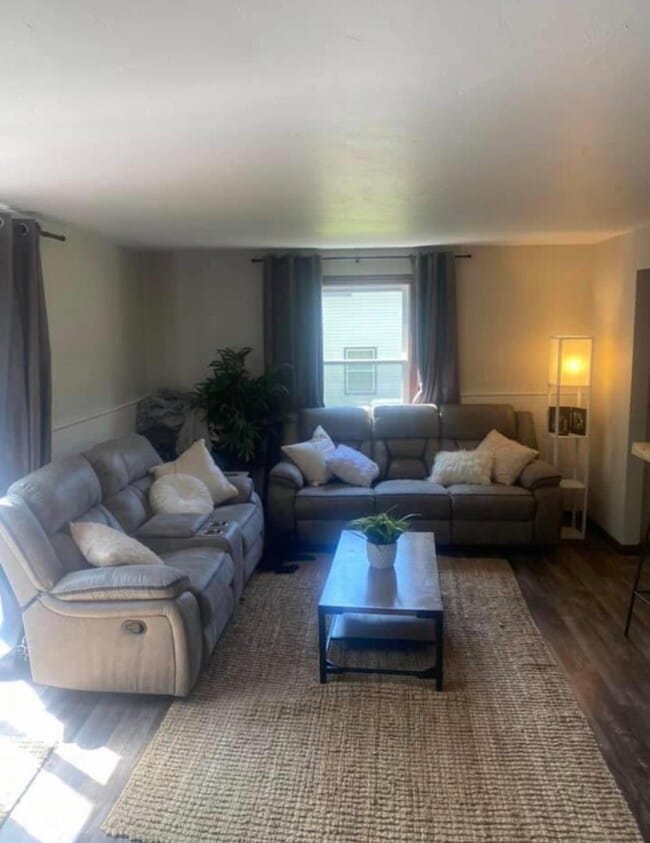 Building Photo - 2087 Packerland Dr