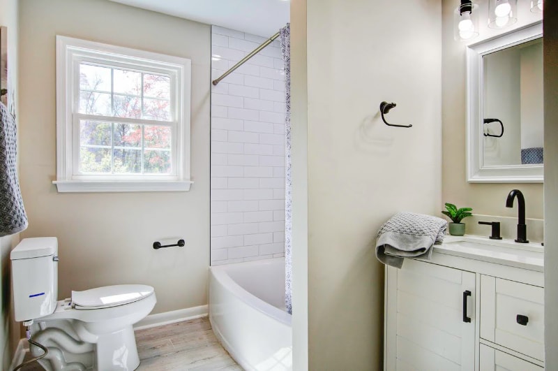 Primary Photo - 4523 W Montague Ave