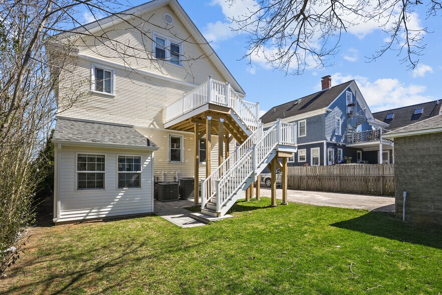 Shared backyard - 20 Summer St