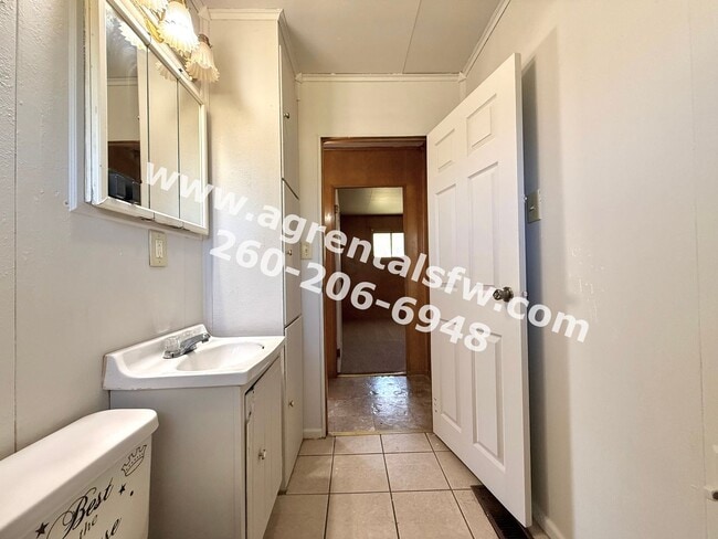 Building Photo - 2 Bedroom House