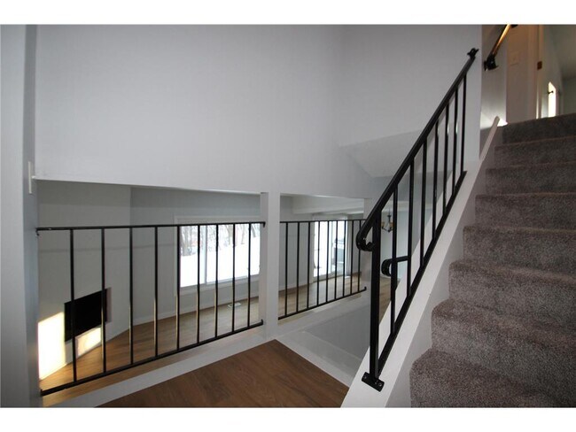 Building Photo - 5545 Shorewood Ln