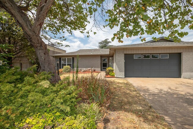 Building Photo - 3 Bed | 2 Bath Duplex in Central Tulsa!