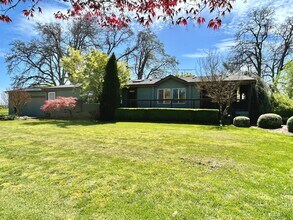 Building Photo - Large Single Family Home in Country with Office