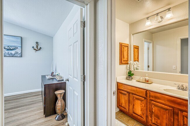 Building Photo - Beautiful Westside home FURNISHED with 4 b...