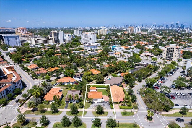 Building Photo - 3021 Coconut Grove Dr