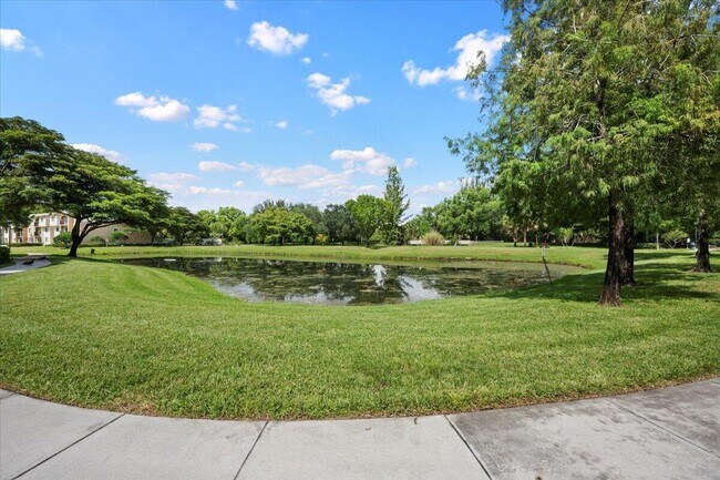 Building Photo - 800 Crestwood Ct S