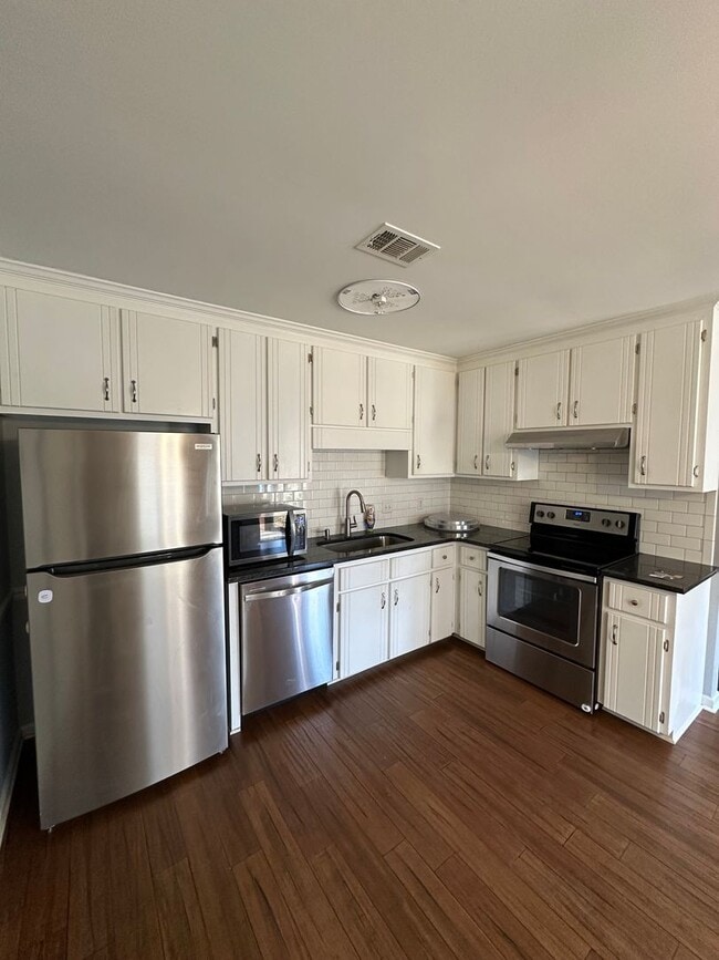 Building Photo - 3 Bedroom, 2 bathroom house on the Eastside, move-in ready