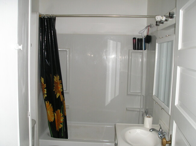 BATHROOM - 409 E 29th Ave