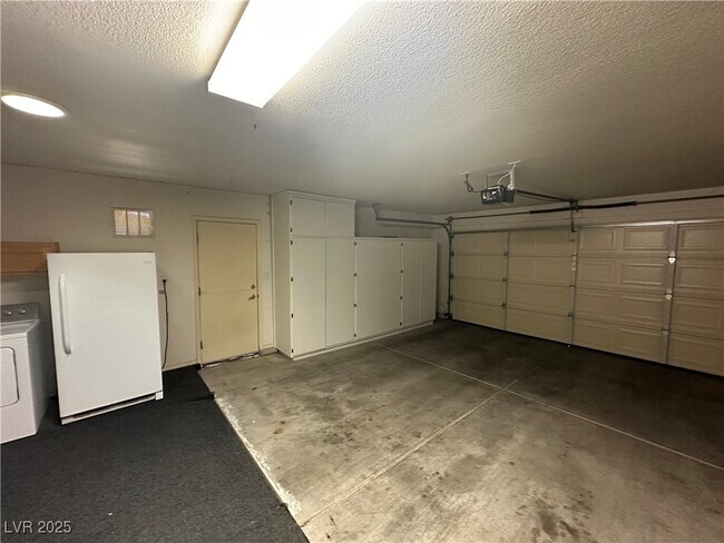 Building Photo - 9945 Bundella Dr