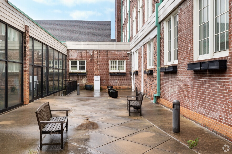 Courtyard - Franklin School Apartments