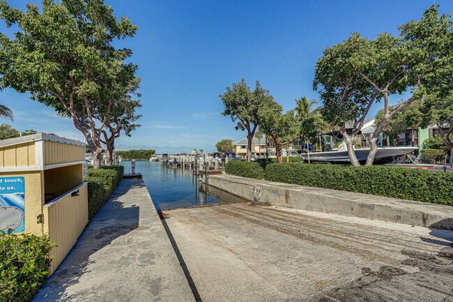 Building Photo - 9860 Leeward Ave