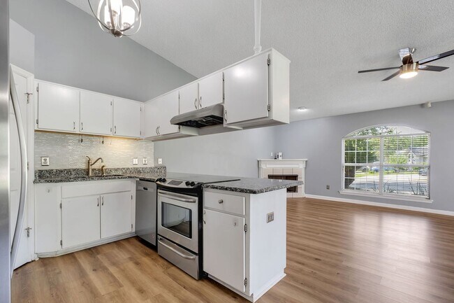 Building Photo - NE Tallahassee Townhome with Community Pool