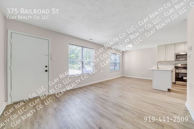 Building Photo - 375 Railroad St