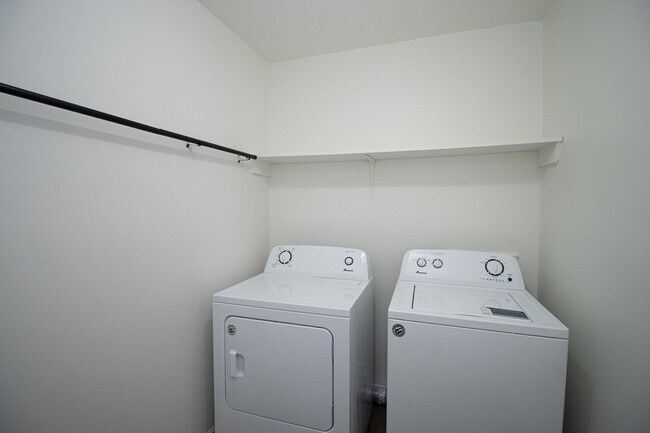 Building Photo - Renovated 5BR Home Minutes from Downtown Columbia | Two Full Kitchens + Fenced Yard ~ Available M...